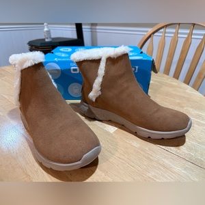 NWOT Skechers On The Go Boots